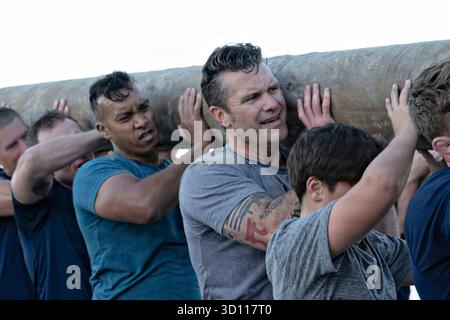 San Diego, États-Unis. 18 octobre 2025. Le secrétaire à la Défense des États-Unis Pete Hegseth, au centre, se joint au Morning Physical Training avec des militaires sur Coronado Beach, le 18 octobre 2025 à San Diego, en Californie. Hegseth a participé à diverses activités célébrant le 250e anniversaire du corps des Marines. Crédit : SSGT. Madelyn Keech/US Air Force photo/Alamy Live News Banque D'Images