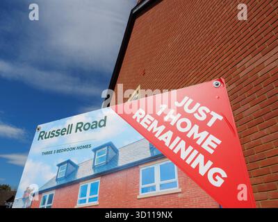 Signe d'agent immobilier vendant des maisons neuves, Angleterre, Royaume-Uni Banque D'Images
