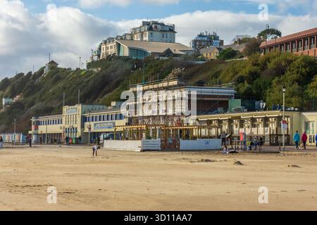West Cliff Beach, Bournemouth, Royaume-Uni - 24 octobre 2025 : les gens autour des affaires en bord de mer. Banque D'Images