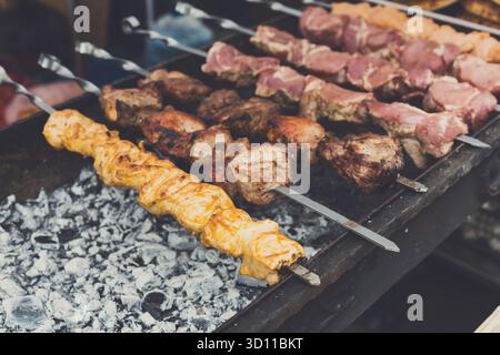 Festival de restauration rapide de rue, kebab de bœuf et de poulet au grill Banque D'Images