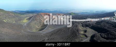 Vue aérienne et panoramique des cratères de Silvestri à l'Etna, Sicile Banque D'Images