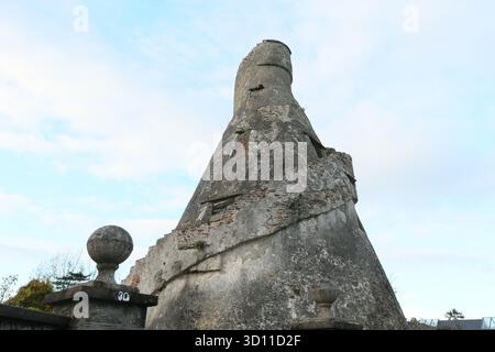 Dublin, Irlande - 24 octobre 2025 - la grange Hall's Barn's 'folie' structure ornementale en pierre, ou 'Bottle Tower', à Rathfarnham dans le sud de Dublinl Banque D'Images