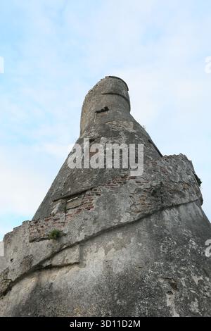 Dublin, Irlande - 24 octobre 2025 - la grange Hall's Barn's 'folie' structure ornementale en pierre, ou 'Bottle Tower', à Rathfarnham dans le sud de Dublinl Banque D'Images
