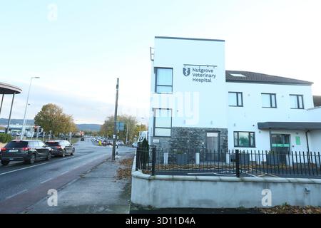 Dublin, Irlande - 24 octobre 2025 - le bâtiment de l'hôpital vétérinaire Nutgrove dans le sud de Dublin dépeignant la vie de rue dans la capitale irlandaise Banque D'Images