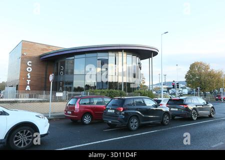 Dublin, Irlande - 24 octobre 2025 - Un café Costa avec circulation automobile à proximité à Nutgrove, dans le sud de Dublin, représentant la vie de rue dans la capitale irlandaise Banque D'Images
