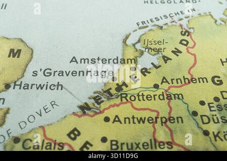 Carte européenne à l'ancienne, centrée autour de la mer du Nord, affichant des caractéristiques géographiques et des noms de lieux comme l'Angleterre, la Manche, Amsterdam, Rotterdam, Banque D'Images