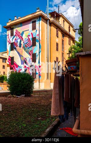 Murale Cascata di parole par SatOne dans le Museo Condominiale di Tor Marancia, Rome, Italie. Banque D'Images