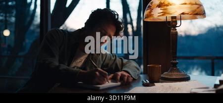 Springsteen : Deliver me from Nowhere est un film dramatique musical biographique américain sorti en 2025 avec Jeremy Allen White dans le rôle de Bruce Springsteen. Écrit et réalisé par Scott Cooper, et basé sur le livre de 2023 Deliver me from Nowhere de Warren Zanes, ainsi que sur quelques éléments de l'autobiographie Born to Run de Springsteen, il raconte les luttes personnelles et professionnelles de Springsteen lors de la conception de son album Nebraska en 1982. Le film met également en vedette Jeremy Strong, Paul Walter Hauser, Stephen Graham et Odessa Young. Banque D'Images