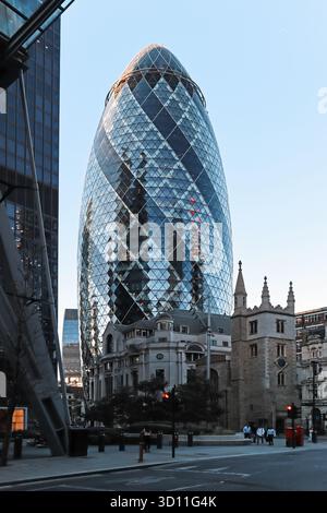 Londres, Royaume-Uni - 10 août 2022 : 30 St Mary axe (le Gherkin) gratte-ciel moderne dans la ville de Londres Banque D'Images