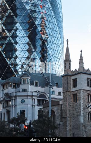Londres, Royaume-Uni - 10 août 2022 : 30 St Mary axe (le Gherkin) gratte-ciel moderne dans la ville de Londres Banque D'Images