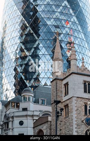 Londres, Royaume-Uni - 10 août 2022 : 30 St Mary axe (le Gherkin) gratte-ciel moderne dans la ville de Londres Banque D'Images
