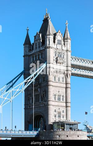 Londres, Angleterre - 11 août 2022 : Tower Bridge emblématique pont suspendu et basculant victorien au-dessus de la Tamise dans le centre de Londres par une claire journée d'été Banque D'Images