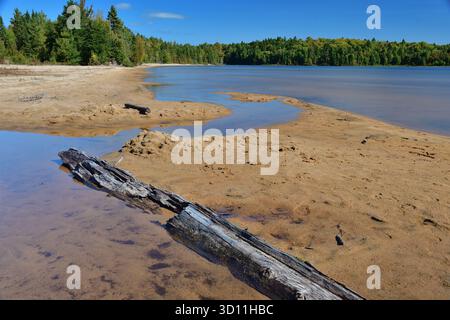 Canada Parc national de la Mauricie plage du lac Caribou. Longue exposition par une journée ensoleillée. Banque D'Images