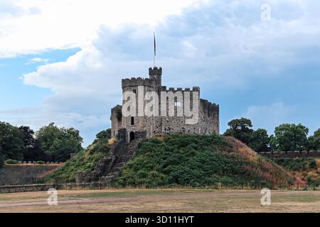Cardiff, pays de Galles - 15 août 2022 : vue sur le donjon du château de Cardiff avec le drapeau gallois au sommet Banque D'Images
