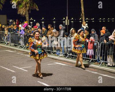 Southend-on-Sea, Essex, Royaume-Uni. 25 octobre 2025. Un défilé d'Halloween effrayant le long de Southend sur le front de mer dans l'Essex ce soir - avec des milliers de spectateurs le long de la Marine Parade. Crédit : James Bell/Alamy Live News Banque D'Images