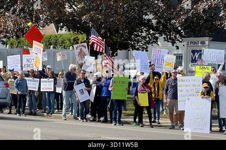 Une foule de manifestants se rassemblent dans la petite ville de Fairfield, Connecticut, pour protester contre le président Donald Trump le jour du No Kings Day Banque D'Images