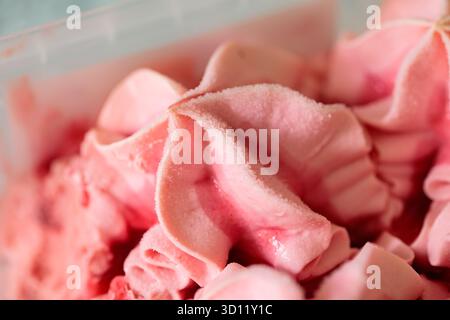 Melting Strawberry Ice Cream Close-Up Rose Summer dessert Banque D'Images