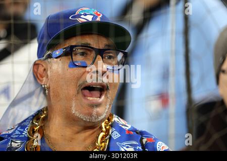 Toronto, Canada. 25 octobre 2025. Un fan des Blue Jays de Toronto crie sur les joueurs avant le début du deuxième match de la série mondiale MLB entre les Dodgers de Los Angeles et les Blue Jays de Toronto au Rogers Centre à Toronto, Canada, le samedi 25 octobre 2025. Photo de Aaron Josefczyk/UPI crédit : UPI/Alamy Live News Banque D'Images