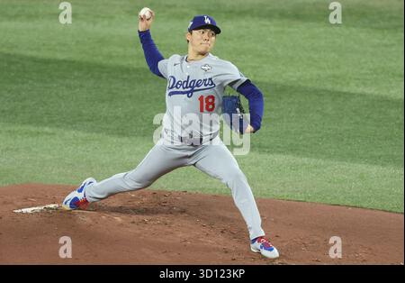 Toronto, Canada. 25 octobre 2025. Yoshinobu Yamamoto (18 ans), lanceur de départ des Dodgers de Los Angeles, lance en première manche contre les Blue Jays de Toronto lors du deuxième match de la série mondiale MLB au Rogers Centre à Toronto, Canada, le samedi 25 octobre 2025. Photo de Aaron Josefczyk/UPI crédit : UPI/Alamy Live News Banque D'Images