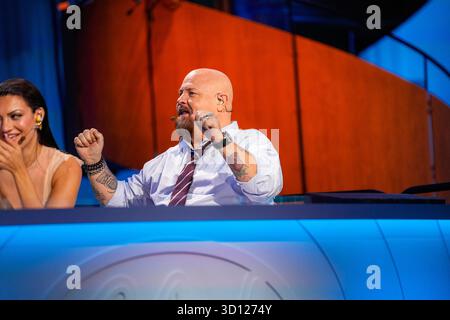 Centre de congrès Filadelfia, Stockholm, Suède. 25 octobre 2025. Dans le deuxième épisode live d'Idol 2025 sur TV4, huit concurrents se sont affrontés dans des rondes de duel intenses. Après les représentations et le vote du public, deux participants ont été éliminés, réduisant le nombre de participants à mesure que la compétition s'intensifie. Le spectacle comportait des voix brutes en direct, un éclairage dramatique et une tension à enjeux élevés. Crédit : Daniel Bengtsson/Alamy Live News Banque D'Images