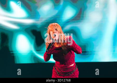 Centre de congrès Filadelfia, Stockholm, Suède. 25 octobre 2025. Dans le deuxième épisode live d'Idol 2025 sur TV4, huit concurrents se sont affrontés dans des rondes de duel intenses. Après les représentations et le vote du public, deux participants ont été éliminés, réduisant le nombre de participants à mesure que la compétition s'intensifie. Le spectacle comportait des voix brutes en direct, un éclairage dramatique et une tension à enjeux élevés. Crédit : Daniel Bengtsson/Alamy Live News Banque D'Images