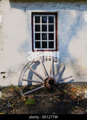 Roue de wagon sous fenêtre. Banque D'Images