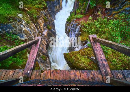 Vue spectaculaire sur la gorge de la cascade depuis le pont en bois avec la forêt verte luxuriante Banque D'Images