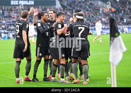 Moenchengladbach, Allemagne. 25 octobre 2025. Les joueurs du Bayern Munich célèbrent lors de la première division du match de football de la Bundesliga entre le Borussia Moenchengladbach et le Bayern Munich à Moenchengladbach, Allemagne, Oct. 25, 2025. Crédit : Ulrich Hufnagel/Xinhua/Alamy Live News Banque D'Images