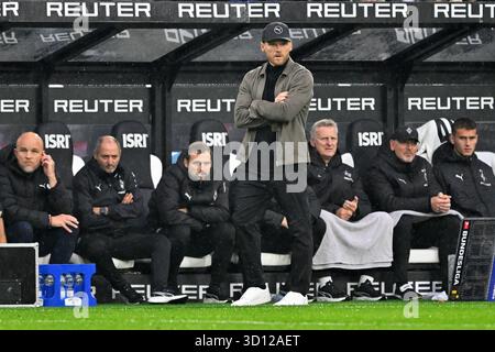 Moenchengladbach, Allemagne. 25 octobre 2025. Eugen Polanski (avant), entraîneur-chef du Borussia Moenchengladbach, réagit lors du match de première division de Bundesliga entre le Borussia Moenchengladbach et le Bayern Munich à Moenchengladbach, Allemagne, Oct. 25, 2025. Crédit : Ulrich Hufnagel/Xinhua/Alamy Live News Banque D'Images