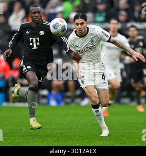 Moenchengladbach, Allemagne. 25 octobre 2025. Kevin Diks (R) du Borussia Moenchengladbach affronte Nicolas Jackson du Bayern Munich lors du match de première division de la Bundesliga à Moenchengladbach, Allemagne, Oct. 25, 2025. Crédit : Ulrich Hufnagel/Xinhua/Alamy Live News Banque D'Images