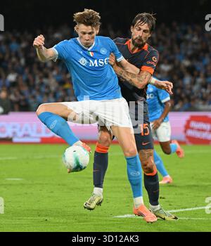 Naples, Italie. 25 octobre 2025. Scott McTominay de Napoli affronte Francesco Acerbi de l'Inter Milan lors d'un match de football de série A à Naples, Italie, Oct. 25, 2025. Crédit : Alberto Lingria/Xinhua/Alamy Live News Banque D'Images