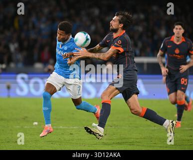Naples, Italie. 25 octobre 2025. David NERES de Napoli (à gauche) affronte Francesco Acerbi de l'Inter Milan lors d'un match de football de série A à Naples, Italie, Oct. 25, 2025. Crédit : Alberto Lingria/Xinhua/Alamy Live News Banque D'Images