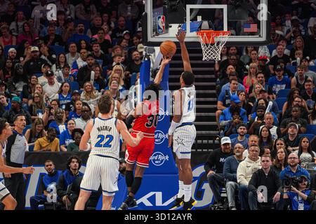 Orlando, Floride, États-Unis, 25 octobre 2025, le garde des Chicago Bulls Tre Jones #30 tente de faire un layup mais est bloqué par Jet Howard #13 au Kia Center. (Crédit photo : Marty Jean-Louis/Alamy Live News Banque D'Images