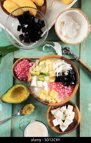 Vue de dessus es Goyobod, glace mixte à base de lait de noix de coco, sucre et garniture variée. Goyobod est Rice Pudding Banque D'Images