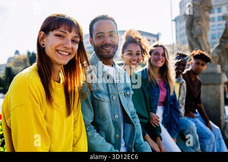 Groupe de jeunes étudiants multiraciaux Unis debout ensemble en plein air Banque D'Images