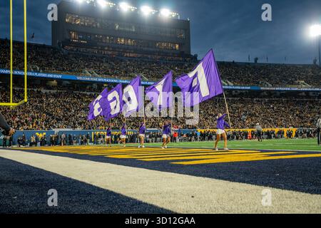 Morgantown, WV, États-Unis. 25 octobre 2025. 25 octobre 2025 : les cheerleaders de la TCU lors des West Virginia University Mountaineers (WVU) contre les Horned Frogs de l'Université chrétienne du Texas (TCU) à Morgantown, WV au stade Milan Puskar. Bradley Martin/apparent Media Group (crédit image : © AMG/AMG via ZUMA Press Wire) USAGE ÉDITORIAL SEULEMENT ! Non destiné à UN USAGE commercial ! Banque D'Images