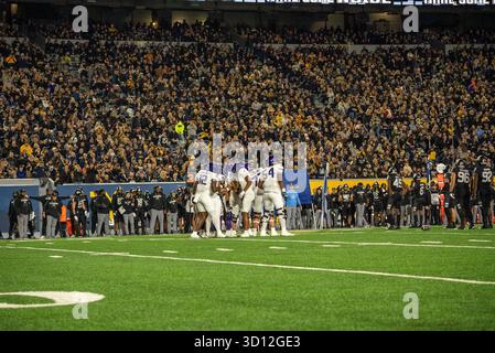 Morgantown, WV, États-Unis. 25 octobre 2025. 25 octobre 2025 : TCU se caucus lors des West Virginia University Mountaineers (WVU) vs Texas Christian University Horned Frogs (TCU) à Morgantown, WV au Milan Puskar Stadium. Bradley Martin/apparent Media Group (crédit image : © AMG/AMG via ZUMA Press Wire) USAGE ÉDITORIAL SEULEMENT ! Non destiné à UN USAGE commercial ! Banque D'Images
