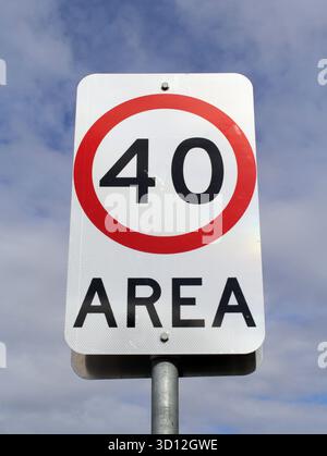 Panneau de signalisation indiquant une limite de vitesse de 40 km/h avec un ciel partiellement nuageux en arrière-plan Banque D'Images