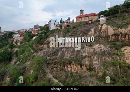 Antananarivo, Madagascar – 24/2023 : vol aérien rapproché montrant le panneau emblématique de la capitale sur la falaise d’Analamanga, les maisons à flanc de falaise et l’histoire de la ville des hautes terres. Banque D'Images