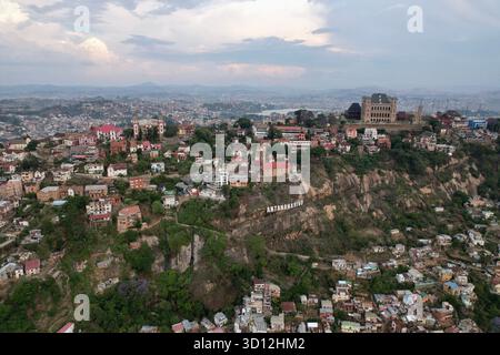 Antananarivo, Madagascar – 24/2023 : antenne panoramique du panneau « Hollywood », du Palais de la Reine, de la falaise d’Analamanga et du réservoir d’Ambatondrafandrana. Banque D'Images