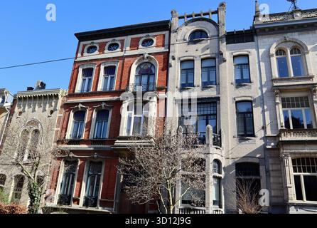Rangée de maisons de ville historiques et éclectiques dans le quartier Zurenborg à Anvers, Belgique, avec des façades variées, y compris en brique rouge et en pierre blanche agai Banque D'Images