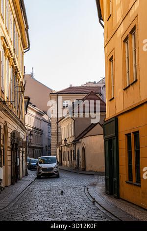 Rue étroite du Vieux Prague avec une belle architecture Banque D'Images