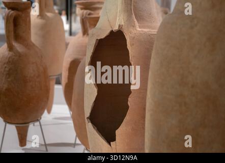 Collection de poterie vintage, avec un accent sur le pot creux et endommagé. L'ensemble présente une signification historique, des formes et des tailles variées dans des teintes terreuses Banque D'Images