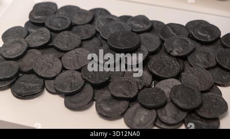 Collection de pièces de monnaie vintage, assortiment d'artefacts en bronze et en cuivre avec des marques historiques - parfait pour les numismatiques, les historiens et les collectionneurs Banque D'Images