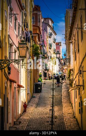 Rue pavée étroite à Alfama, Lisbonne, Portugal, maisons colorées et linge suspendu Banque D'Images
