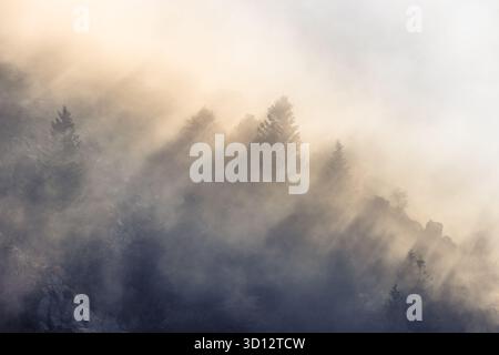 Nuages jouant au-dessus des rochers Martinsfelsen, vus de la montagne Hohneck, Vosges, France. Banque D'Images