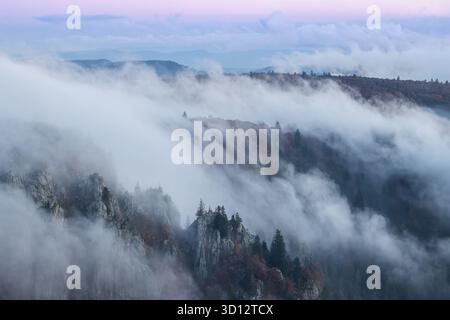 Nuages jouant au-dessus des rochers Martinsfelsen, vus de la montagne Hohneck, Vosges, France. Banque D'Images