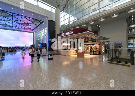Hong Kong, Chine - 20 septembre 2025 : sandwicherie pret A manger à l'aéroport international de Hong Kong (HKIA). Banque D'Images
