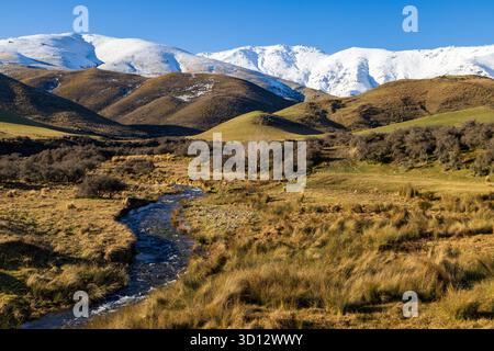 Paysage hivernal dans la région d'Otago de l'île du Sud de Nouvelle-Zélande. Le ruisseau Pigroot descend des montagnes Kakanui Banque D'Images