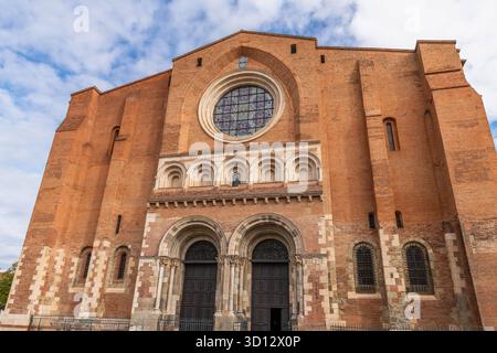 Fronton de la basilique Saint-Sernin, place Saint-Sernin, en automne, à Toulouse, Occitanie, France. Banque D'Images